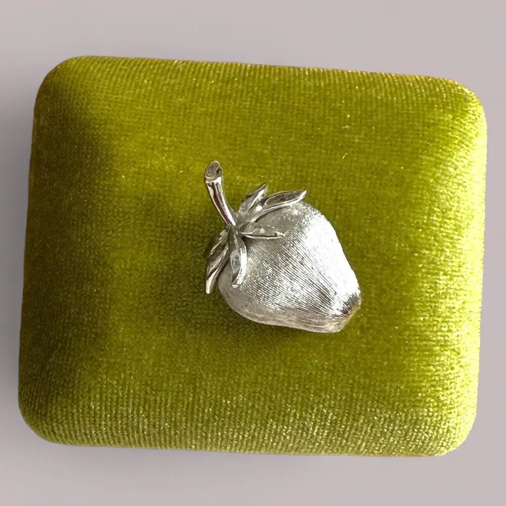 Vintage Crown Trifari Strawberry Brooch Brushed Silver Tone Signed Fruit Pin - Picture 2 of 5